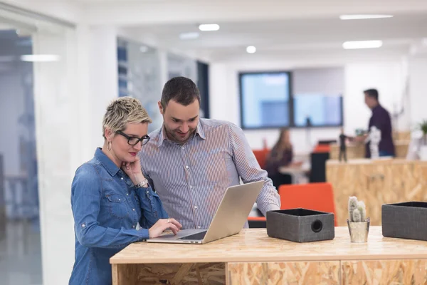 Équipe d'affaires de démarrage sur la réunion au bureau moderne — Photo