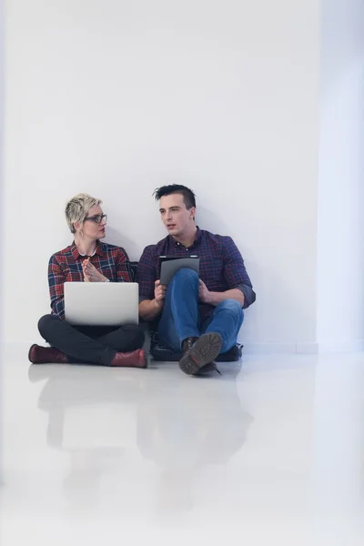 Startup üzleti, pár dolgozik a laptop számítógép-on Hivatal — Stock Fotó