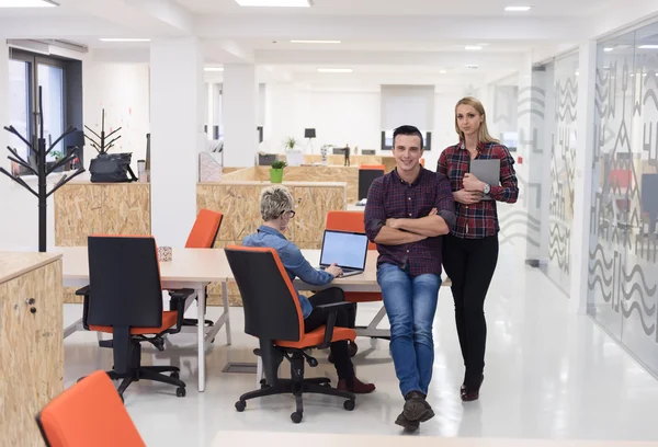 Mensen uit het bedrijfsleven groep portret op moderne kantoor — Stockfoto