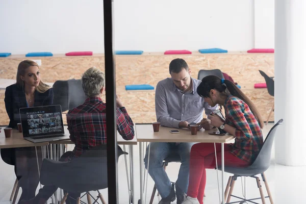 Start-up-Business-Team trifft sich im modernen Büro — Stockfoto