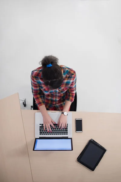 Top view of young business woman working on laptop — Stock Photo, Image