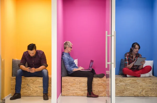 Groupe de gens d'affaires dans l'espace de travail créatif — Photo