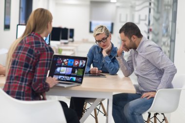 başlangıç iş takım modern ofis toplantıda üzerinde