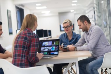 başlangıç iş takım modern ofis toplantıda üzerinde