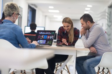 başlangıç iş takım modern ofis toplantıda üzerinde
