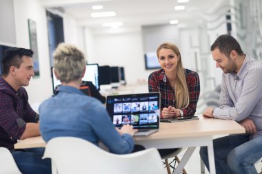 başlangıç iş takım modern ofis toplantıda üzerinde