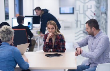 başlangıç iş takım modern ofis toplantıda üzerinde