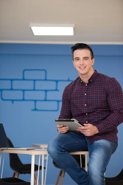 Portret Van Jonge Zakenman Casual Kleding Zittend Tafel Nieuw Opstarten — Stockfoto