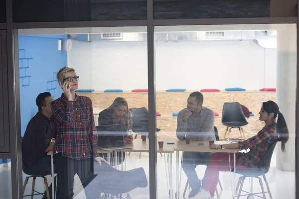 Zakenvrouw in de vergaderzaal spreken door cell phone — Stockfoto