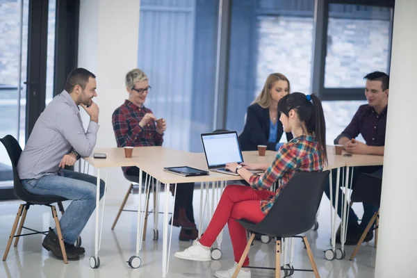 Startup business team op vergadering — Stockfoto