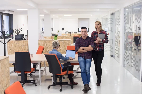 Retrato de grupo de gente de negocios en la oficina moderna —  Fotos de Stock