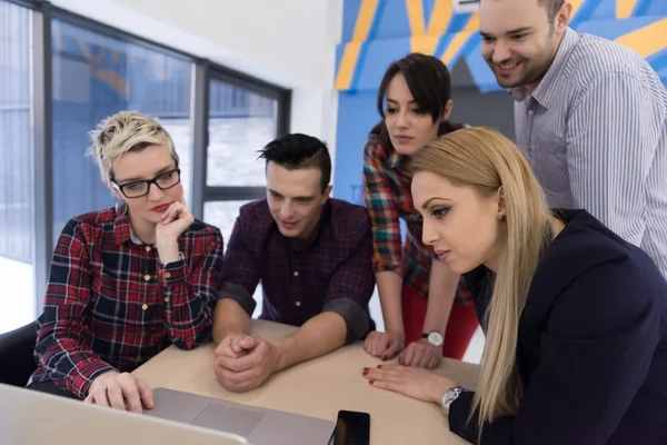 Equipo de negocios de inicio en la reunión en la oficina moderna —  Fotos de Stock