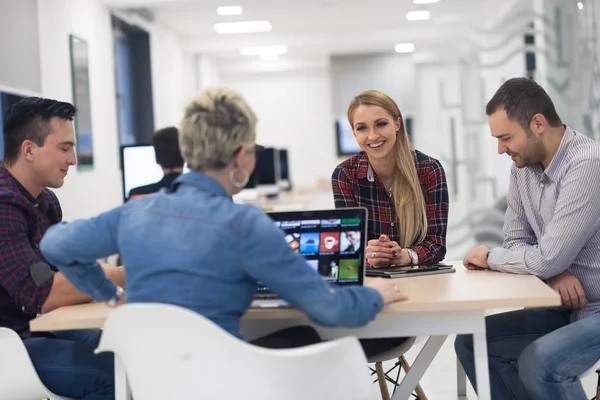 başlangıç iş takım modern ofis toplantıda üzerinde