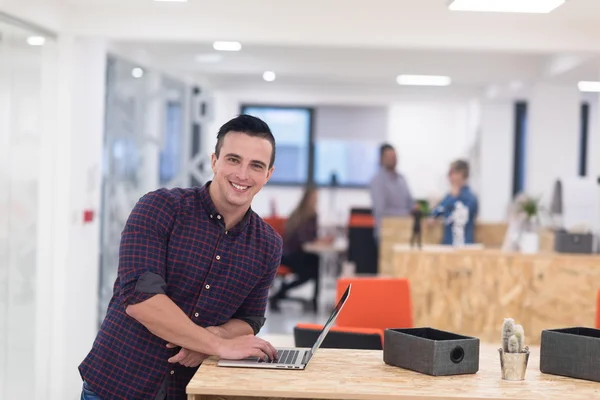 Nystartat företag, ung man stående på moderna kontor — Stockfoto