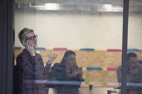 Mulher Negócios Sala Reuniões Falando Por Telefone Celular Pessoas Groupbrainstorming — Fotografia de Stock