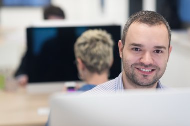 başlangıç iş, masaüstü bilgisayar üzerinde çalışan yazılım geliştirici