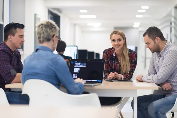 başlangıç iş takım modern ofis toplantıda üzerinde