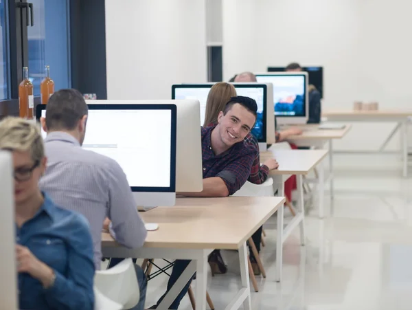 Start-up-Unternehmen, Softwareentwickler, der am Desktop-Computer arbeitet — Stockfoto