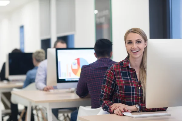 Startend bedrijf, vrouw die werkt op een desktopcomputer — Stockfoto