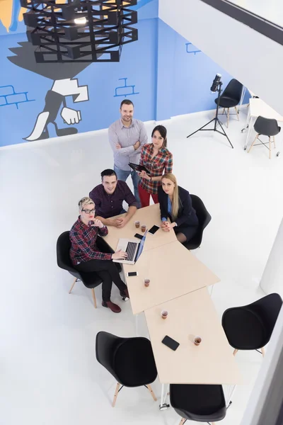 Вид с воздуха на группу деловых людей на заседании — стоковое фото