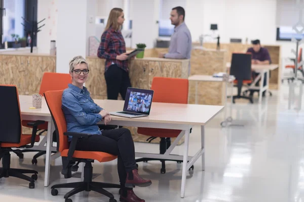 Portrait de jeune femme d'affaires au bureau — Photo