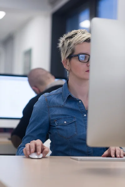 Démarrage d'entreprise, femme travaillant sur ordinateur de bureau — Photo