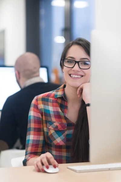 Negócio de inicialização, mulher trabalhando no computador desktop — Fotografia de Stock