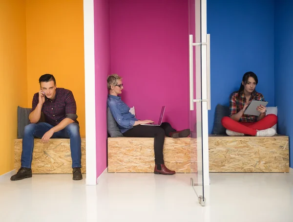 Groep van mensen uit het bedrijfsleven in creatieve werkplaats — Stockfoto