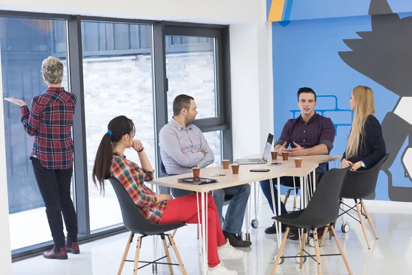 Equipe de negócios de inicialização em reunião no escritório moderno — Fotografia de Stock