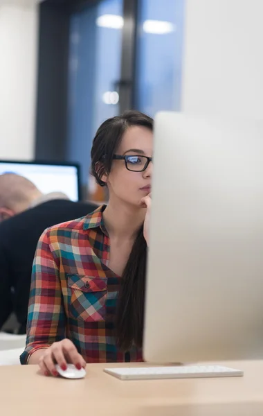 Girişim Işi Dektop Bilgisayarında Çalışan Bir Kadın Modern Ofiste Dinleniyor — Stok fotoğraf