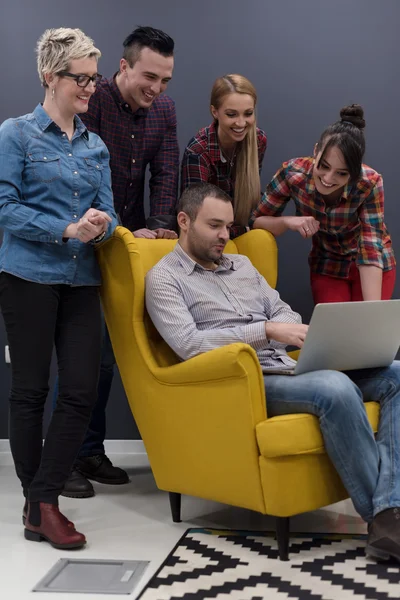 Equipe de negócios de inicialização em reunião no escritório moderno — Fotografia de Stock