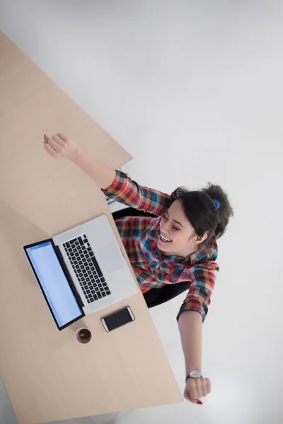 Modern Ofis Dizüstü Bilgisayar Üzerinde Çalışan Genç Kadını Üstten Görünüm — Stok fotoğraf