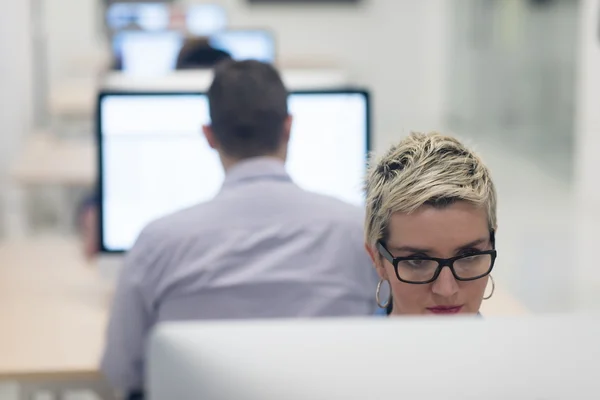 Start Unternehmen Frau Arbeitet Dektop Computer Kreativen Modernen Büro Entspannen — Stockfoto