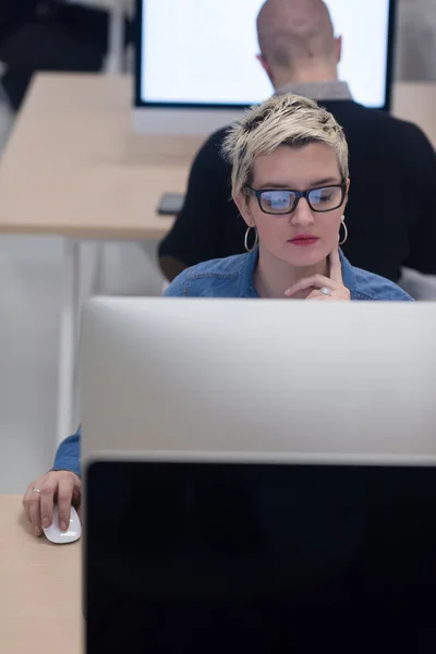 Startup Business Woman Working Dektop Computer Creative Modern Office Relaxing — Stock Photo, Image