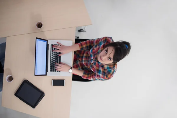 Vista Superior Jovem Mulher Negócios Que Trabalha Computador Portátil Interior — Fotografia de Stock