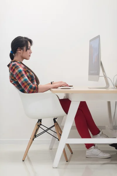 Starcie biznesu, kobieta pracuje na komputerze stacjonarnym — Zdjęcie stockowe