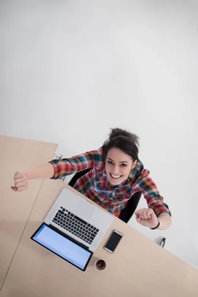 Ovanifrån Ung Affärskvinna Som Arbetar Bärbar Dator Moderna Kontor Interiör — Stockfoto