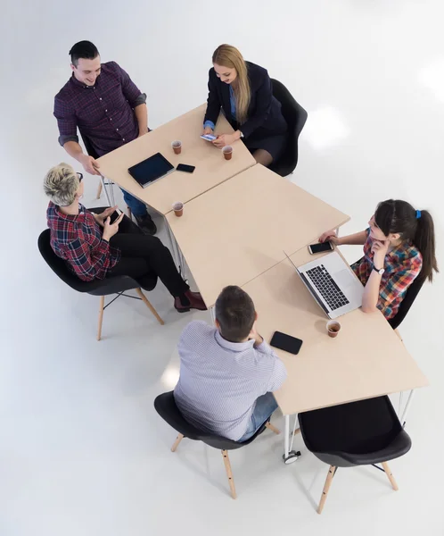 多民族初创企业人员群策群力在现代明亮的办公室内部召开集思广益会 — 图库照片