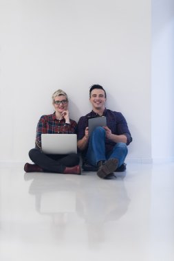 başlangıç iş ve genç çift yeni yaratıcı proje üzerinde dizüstü ve tablet bilgisayarda modern parlak ofis iç çalışma ve beyin fırtınası ile yeni mobil teknoloji kavramı