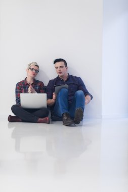 başlangıç iş, ofis dizüstü bilgisayar üzerinde çalışan çift