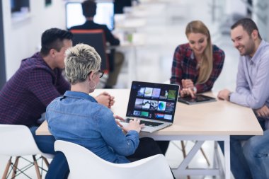 başlangıç iş takım modern ofis toplantıda üzerinde