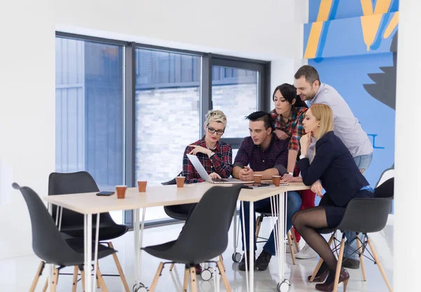 Equipe Negócios Inicialização Reunião Escritório Brilhante Moderno Brainstorming Interior Trabalhando — Fotografia de Stock