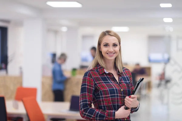 Porträtt Ung Affärskvinna Moderna Start Office Interiör Team Möte Bakgrunden — Stockfoto