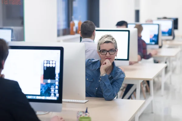 스타트업 비즈니스 사무실의 데스크톱 컴퓨터에서 일하는 긴장을 수있는 — 스톡 사진
