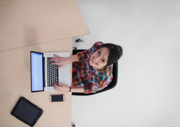 Vue du dessus de la jeune femme d'affaires travaillant sur ordinateur portable — Photo