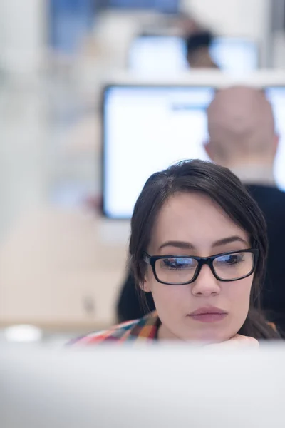 Negócio de inicialização, mulher trabalhando no computador desktop — Fotografia de Stock