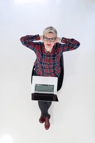Vue du dessus de la jeune femme d'affaires travaillant sur ordinateur portable — Photo