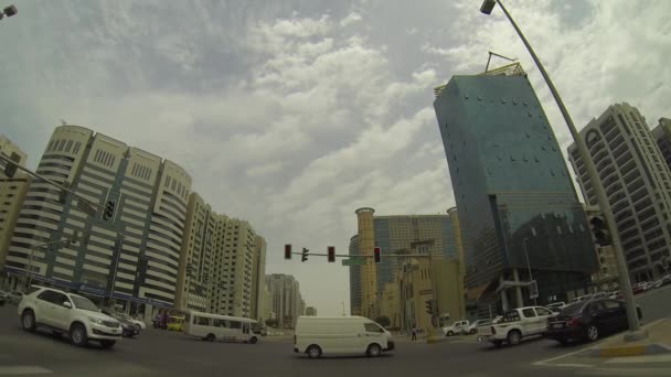 Dubai, dagens urbane travle bygate – stockvideo