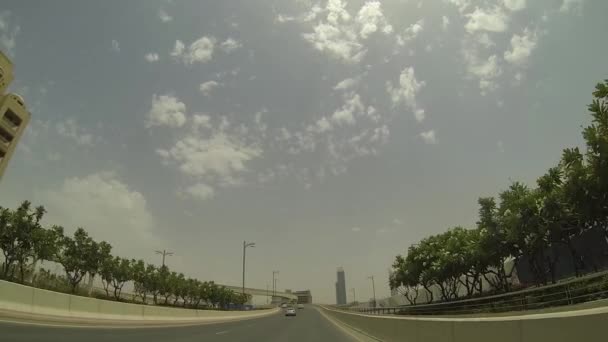 Dubai city street view vom Auto aus — Stockvideo