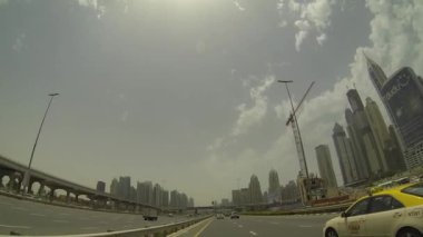 Dubai şehir cadde görünümü araba